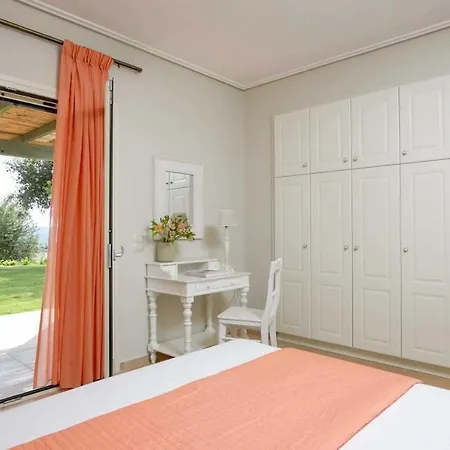 Sleeps 4 Air Con Wifi Mousata