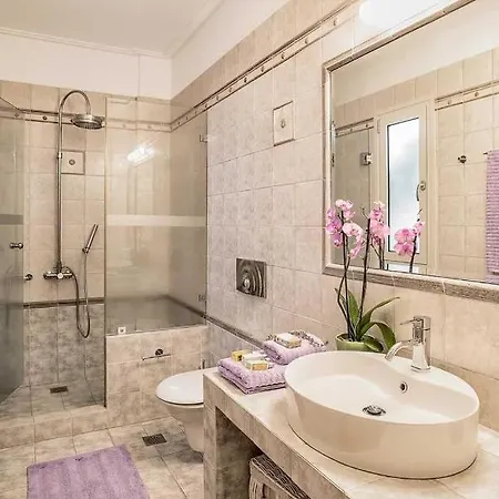 Sleeps 4 Air Con Wifi Mousata